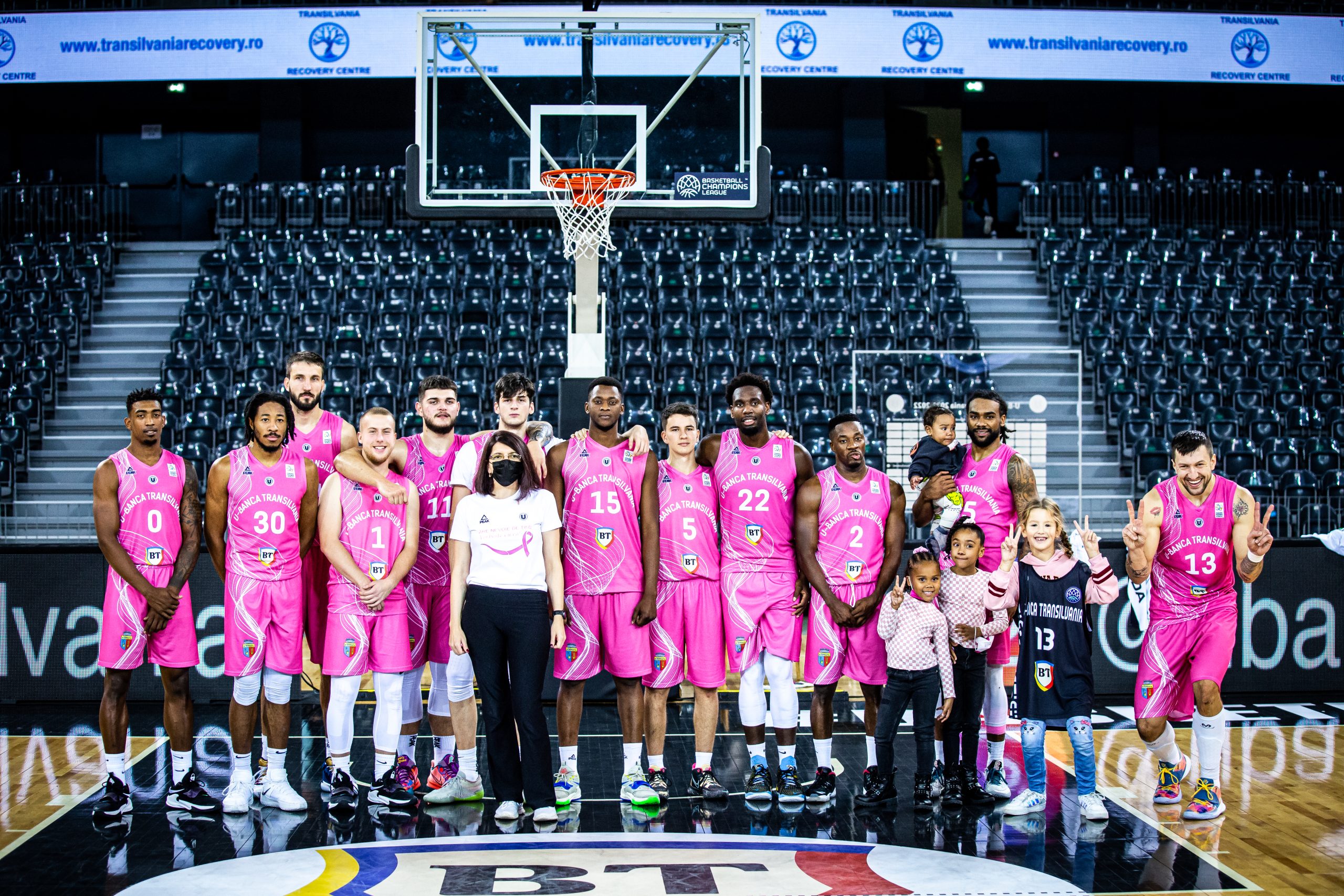 O supraviețuitoare a cancerului de sân va arunca prima minge, în mod simbolic, în meciul de baschet  U-BT – CSM CSU Oradea de duminică