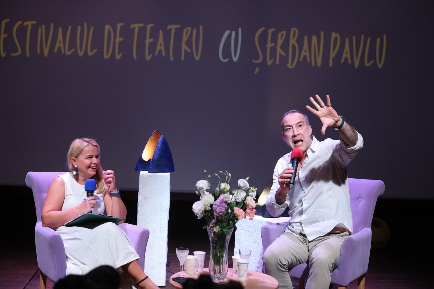 Șerban Pavlu deschide seria de întâlniri dintre artiști și spectatori. Estivalul de teatru revine cu 10 întâniri gratuite.